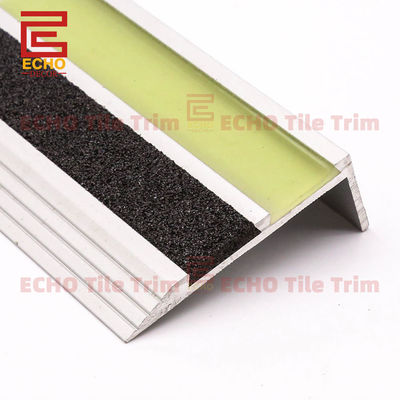 Luminescência em forma de L de alumínio para afiação de escada com acabamento para nariz