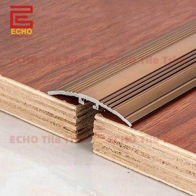 Tiras de transição de piso de madeira dura para divisor de telha da mesma altura